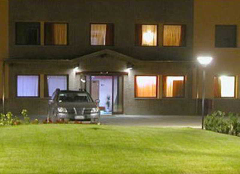 Orange Motel Vergiate Exterior photo