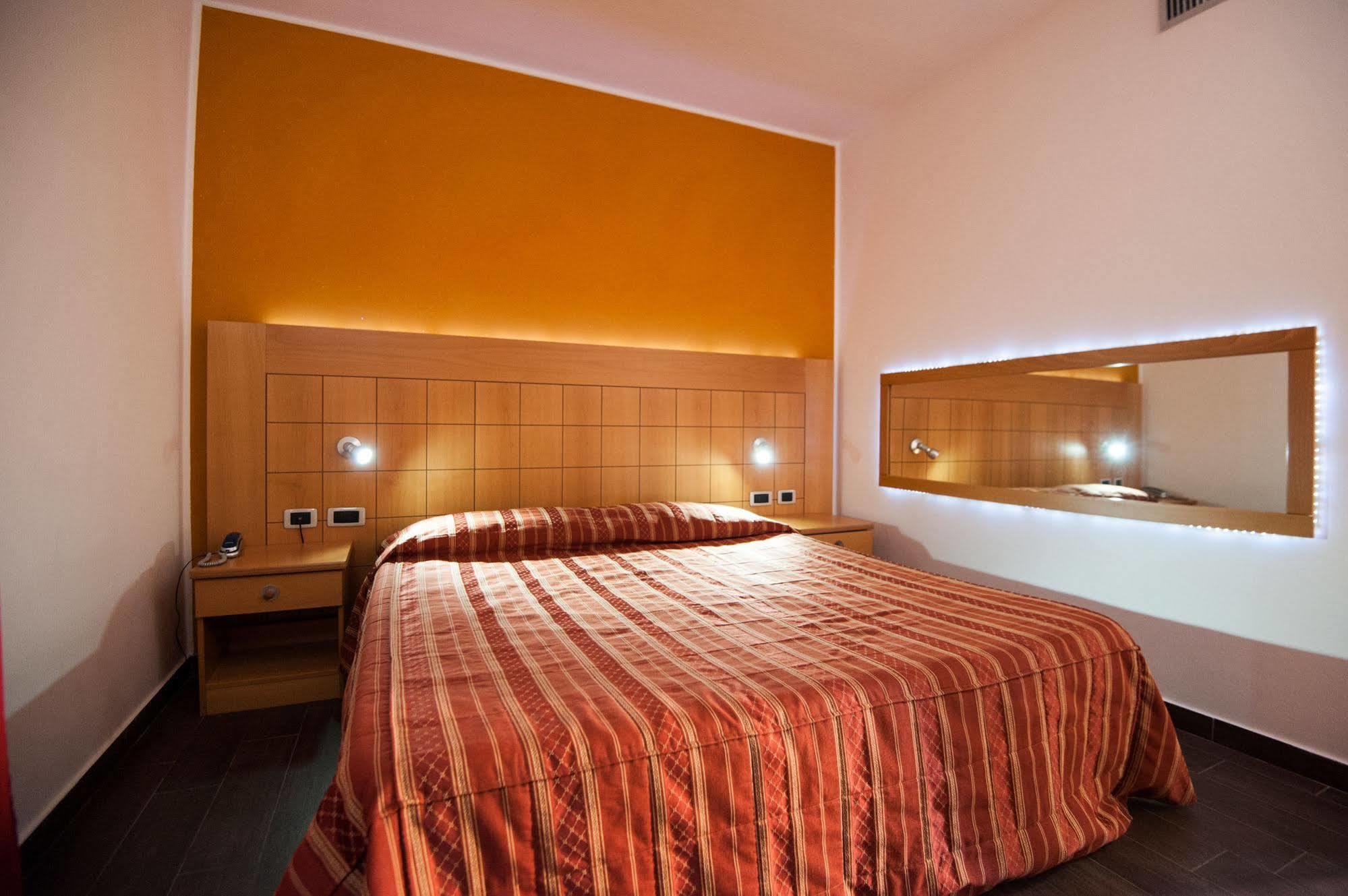 Orange Motel Vergiate Exterior photo