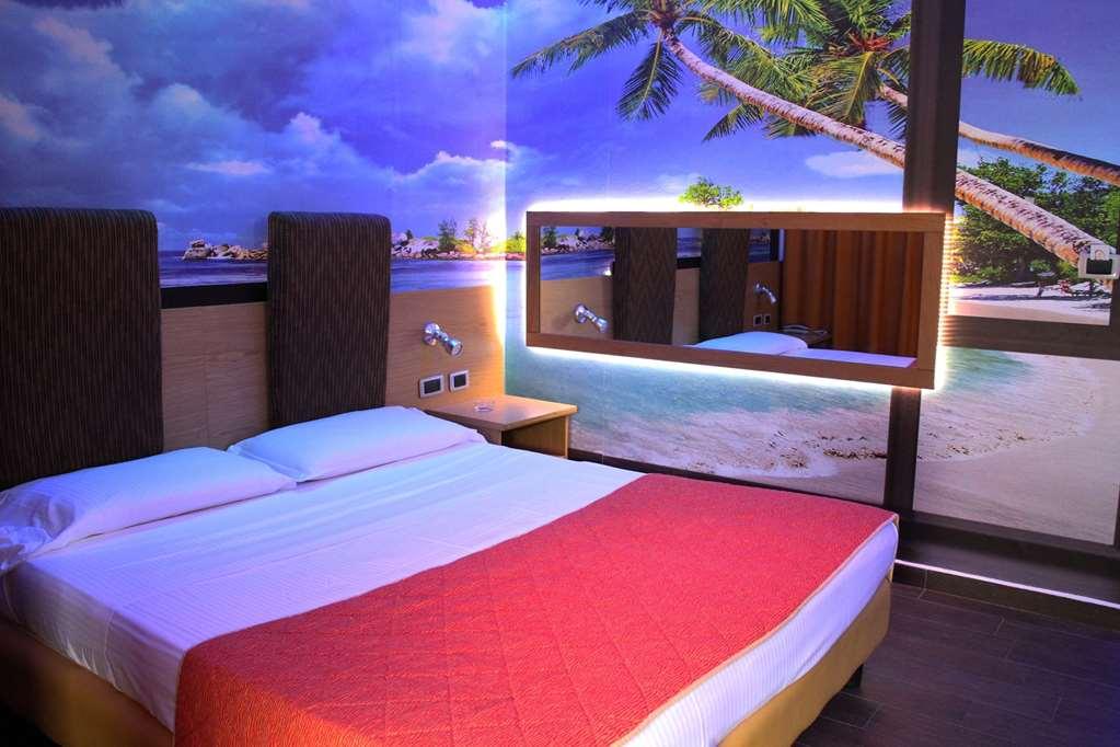 Orange Motel Vergiate Room photo