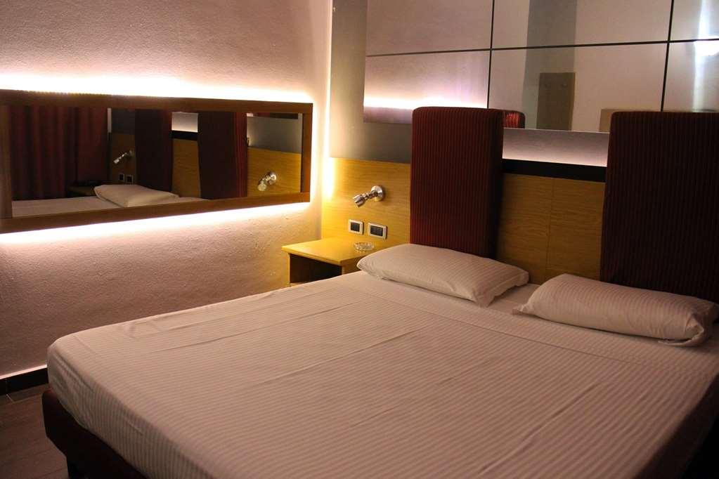 Orange Motel Vergiate Room photo