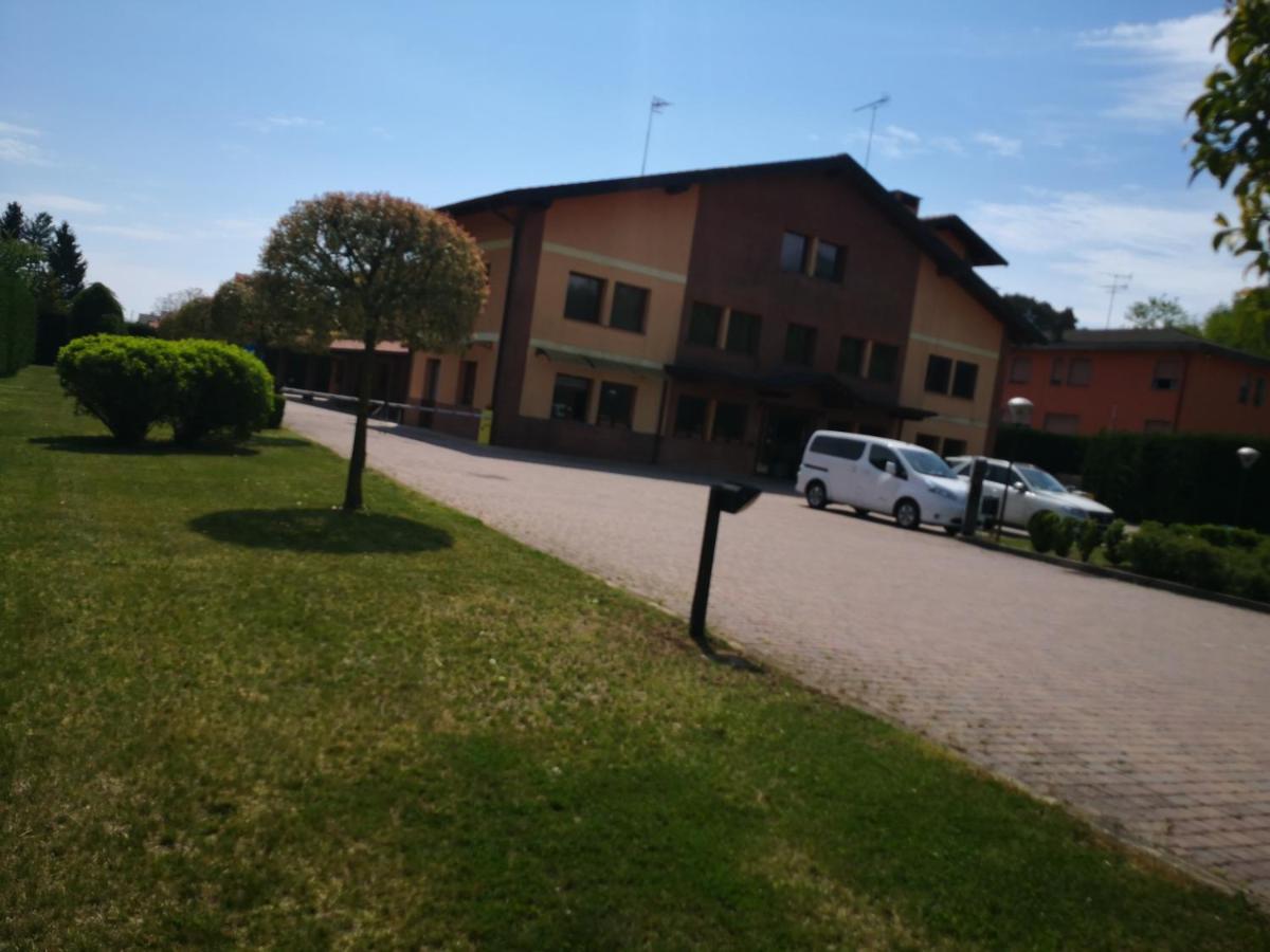 Orange Motel Vergiate Exterior photo
